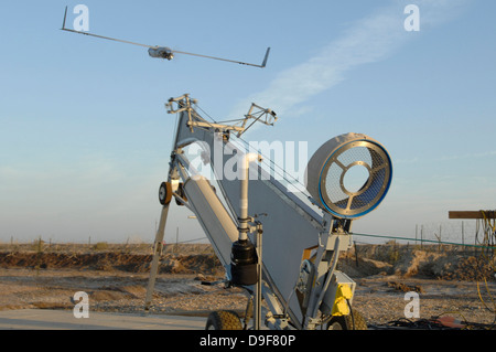 Dicembre 28, 2007 - Un australiano Scan Eagle drone si lancia da Ali Air Base, Iraq. Foto Stock