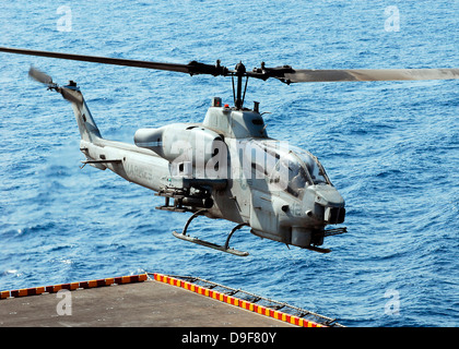 Un AH-1W Super elicottero Cobra lancia off il ponte di volo della USS Peleliu. Foto Stock