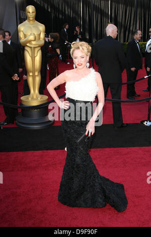 Virginia Madsen annuale ottantatreesimo Academy Awards (Oscar) tenutosi presso il Teatro Kodak - Gli arrivi di Los Angeles, California - 27.02.11 Foto Stock