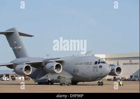 27 agosto 2011 - UN C-17 Globemaster III è parcheggiato su una rampa di Little Rock Air Force Base in Arkansas. Foto Stock