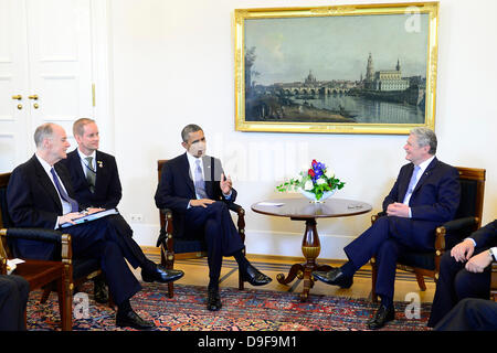 Berlino, Germania. 19 giugno 2013. Il Presidente Usa Barack Obama (3dL) chat con il Presidente tedesco Joachim Gauck (R) il 19 giugno 2013 allo Schloss Bellevue Palazzo Presidenziale di Berlino all'inizio del loro incontro. Barack Obama sarà a piedi in John F. Kennedy le orme di questa settimana per la sua prima visita a Berlino come presidente degli Stati Uniti, ma incontrano un più potente e più scettici nei confronti della Germania nel corso dei colloqui sul commercio e il segreto delle pratiche di vigilanza. AFP PHOTO / ROBERT MICHAEL/dpa/Alamy Live News Foto Stock