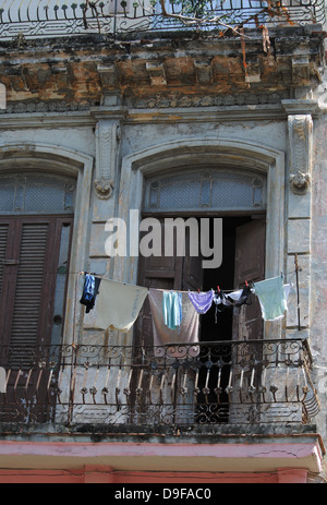 Lavaggio e asciugatura su un balcone a L'Avana, Cuba Foto Stock