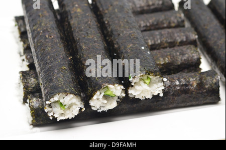 Kappamaki sushi rotoli sulla piastra bianca Foto Stock