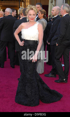 Virginia Madsen annuale ottantatreesimo Academy Awards (Oscar) tenutosi presso il Teatro Kodak - Gli arrivi di Los Angeles, California - 27.02.11 Foto Stock