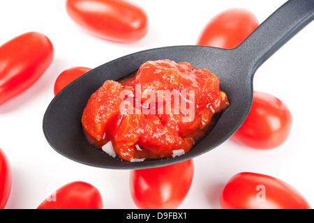 Pomodori passati su un cucchiaio di passata di pomodori su un cucchiaio Foto Stock