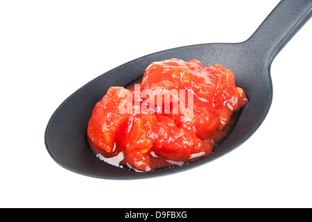 Pomodori passati su un cucchiaio di passata di pomodori su un cucchiaio Foto Stock