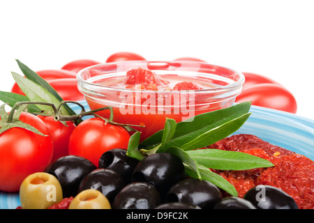 Passata di pomodori Pomodori arbusto, pomodori secchi e olive passata di pomodori, pomodori pomodori secchi e olive Foto Stock
