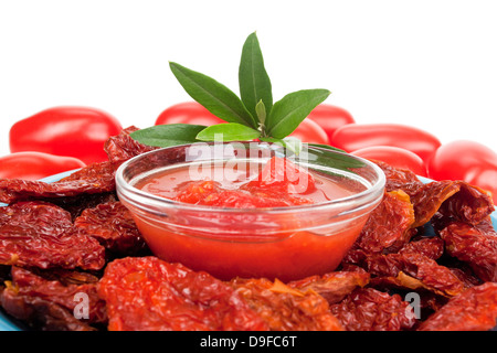 Passata di pomodori Pomodori bottiglia e pomodori secchi di passata di pomodori, pelati e pomodori secchi Foto Stock
