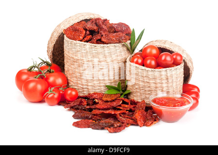 Arbusto, pomodori Pomodori passati, bottiglia pomodori e pomodori secchi Pomodori, passata di pomodori, pelati e pomodori secchi Foto Stock