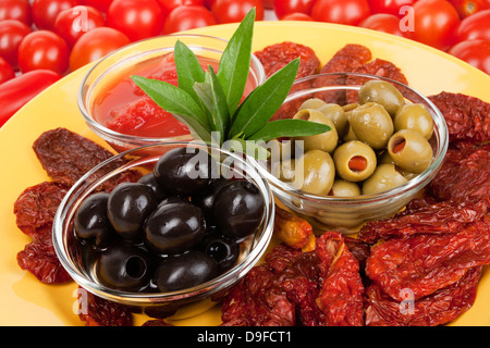 Olive con i pomodori passati e pomodori secchi di oliva con crema di pomodoro e pomodori secchi Foto Stock