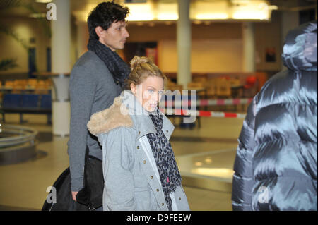 Kylie Minogue arriva a Praga con il suo fidanzato Andres Velencoso Praga, Repubblica Ceca - 02.03.11 non disponibile per la pubblicazione in Repubblica Ceca e Slovacchia. Disponibile per la pubblicazione nel resto del mondo Foto Stock