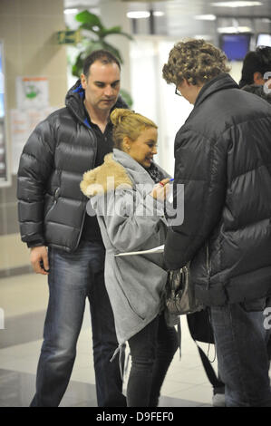 Kylie Minogue arriva a Praga con il suo fidanzato Andres Velencoso Praga, Repubblica Ceca - 02.03.11 non disponibile per la pubblicazione in Repubblica Ceca e Slovacchia. Disponibile per la pubblicazione nel resto del mondo Foto Stock