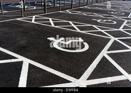 Parcheggio Disabili spazi in un supermercato parcheggio auto. Foto Stock