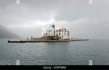 La madonna delle rocce è una delle due isole al largo della costa di Perast nella Baia di Kotor, Montenegro. Si tratta di un'isola artificiale c Foto Stock