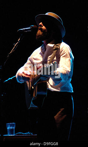 Ray LaMontagne esegue presso il Padiglione del teatro. Bournemouth, Inghilterra - 02.03.11. Foto Stock