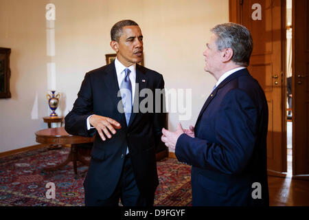 Berlino, Germania. 19 giugno 2013. Dispensa - il Presidente Usa Barack Obama (L) della chat con il Presidente tedesco Joachim Gauck (R) allo Schloss Bellevue Palazzo Presidenziale a Berlino, Germania, 19 giugno 2013, all'inizio del loro incontro. Il Presidente Obama è arrivato con la sua famiglia a Berlino il 18 giugno per la sua prima visita alla capitale tedesca come presidente. Foto: Jesco Denzel/Bundespresseamt/dpa/Alamy Live News Foto Stock