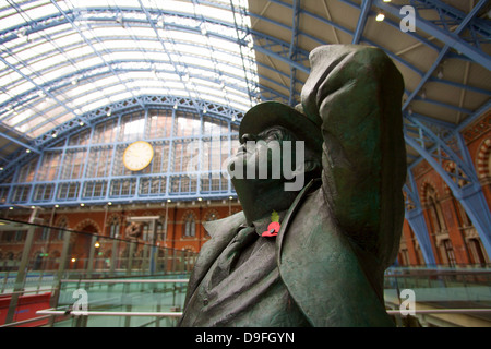 Statua di John Betjeman, St. Pancras stazione ferroviaria, London, England, Regno Unito Foto Stock