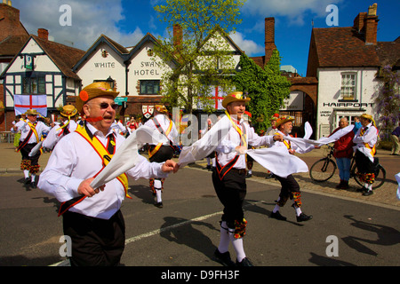 Morris dancing, Stratford upon Avon, Warwickshire, Inghilterra, Regno Unito Foto Stock