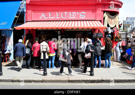 Gli amanti dello shopping al di fuori di Alice negozio di antiquariato di Portobello Road, London, Regno Unito Foto Stock