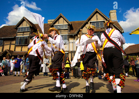 Morris dancing, Stratford upon Avon, Warwickshire, Inghilterra, Regno Unito Foto Stock