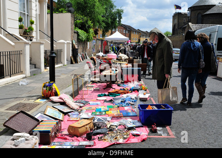 I beni di seconda mano in vendita, Mercato di Portobello Road, London, Regno Unito Foto Stock
