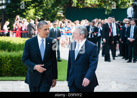 Berlino, Germania. 19 giugno 2013. Dispensa - il Presidente Usa Barack Obama (L) della chat con il Presidente tedesco Joachim Gauck una cerimonia di benvenuto con una Guardia d'onore al Bellevue Palace a Berlino, Germania, 19 giugno 2013. Foto: Steffen Kugler/Bundespresseamt/dpa/Alamy Live News Foto Stock