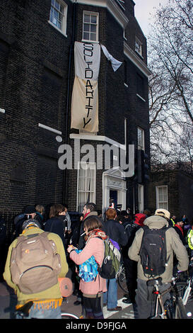 La protesta degli studenti al di fuori di University College London (UCL) edificio in Gower Street. Londra Inghilterra - 03.03.11 Foto Stock