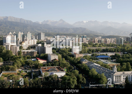 Vista di Almaty dal di sopra, del Kazakistan, dell'Asia centrale Foto Stock