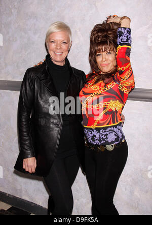 Tabatha Coffey e Ilene Kristen in costume come zia Toniann dietro le quinte Off-Broadway commedia 'My Big Gay matrimonio italiano' a San Luca's Theatre di New York City, Stati Uniti d'America - 03.03.11 Foto Stock