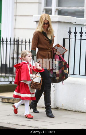 Claudia Schiffer la caduta di sua figlia Clementina off a scuola di Londra, Inghilterra - 04.03.11 Foto Stock