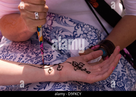 Ragazza giovane con le sue braccia dipinta con henné, petersfield, hampshire, Regno Unito. Foto Stock