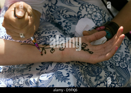 Ragazza giovane con le sue braccia dipinta con henné, petersfield, hampshire, Regno Unito. Foto Stock