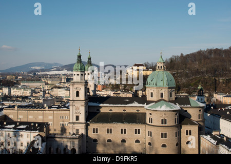 Una vista delle cupole della cattedrale di Salisburgo in Altstadt, Salisburgo, Austria Foto Stock