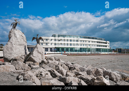 Sculture in cormorano di metallo sulla spiaggia al di fuori del Midland Hotel Morecambe Bay Lancashire Inghilterra GB Gran Bretagna Regno Unito Foto Stock