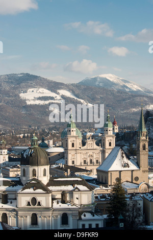 Le cupole del Duomo di Salisburgo e Franziskaner Kirche in Altstadt e montagne coperte di neve, Salisburgo, Austria Foto Stock