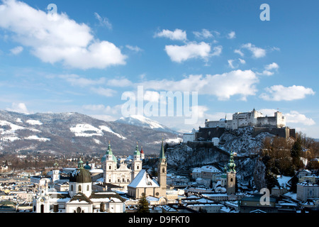 L'Altstadt skyline che include la Cattedrale di Salisburgo, Franziskaner Kirche e la Fortezza di Hohensalzburg dietro, Salisburgo, Austria Foto Stock