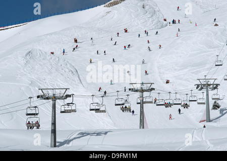 Una seggiovia e sciatori sulle piste al Passo Sella nelle Dolomiti, Alto Adige, Italia Foto Stock