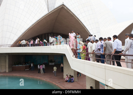 Linea di persone fino a visitare il Tempio del Loto in New Delhi India Foto Stock