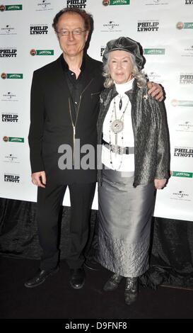 Niall Stokes e Philomena Lynott il lancio ufficiale di "Philip Lynott Exhibition" al St. Stephen's Green Centre Dublino, Irlanda - 04.03.11 non è disponibile per la pubblicazione in tabloid irlandesi. Disponibile per la pubblicazione nel resto del mondo Foto Stock