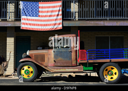 Vecchio carrello e bandiera americana, Cave Creek, Arizona, Stati Uniti d'America Foto Stock