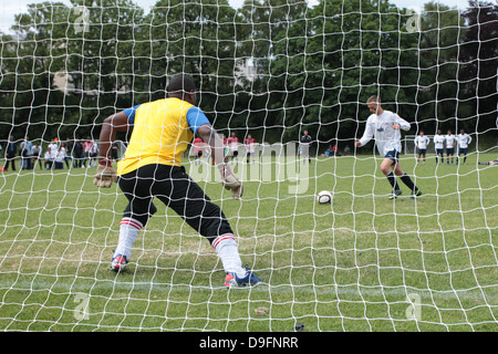 Un calciatore in procinto di prendere un calcio di rigore. Giocare a calcio. Giocare a calcio. Foto Stock
