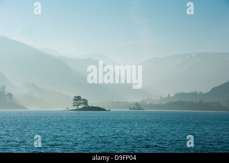 Piccole isole nella luce del mattino, Lake Ullswater, Parco Nazionale del Distretto dei Laghi, Cumbria, England, Regno Unito Foto Stock