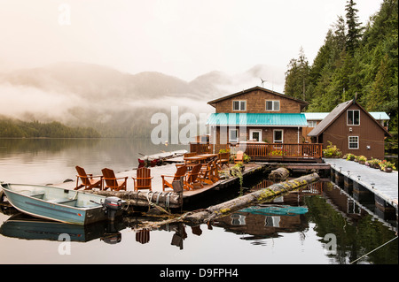 Grande Orso Lodge, grande orso nella foresta pluviale, British Columbia, Canada Foto Stock