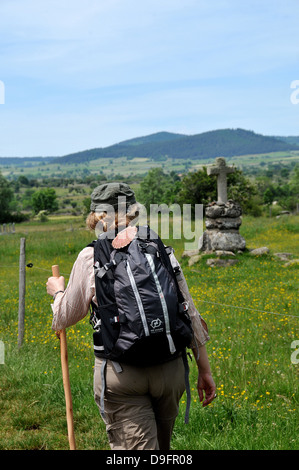 Pellegrino sulla via di San Giacomo, Christian via di pellegrinaggio verso Saint-Jacques de Compostelle, Languedoc-Roussillon, Francia Foto Stock