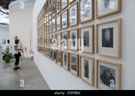 Il visitatore in una mostra al Museo di Arte Moderna della Città di Parigi, Palais de Tokyo, Parigi, Francia Foto Stock