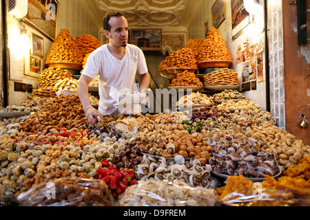 I dolciumi e la pasticceria in stallo del mercato, Marrakech, Marocco, Africa Foto Stock