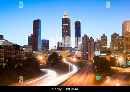 Atlanta skyline notturno con traffico. Foto Stock