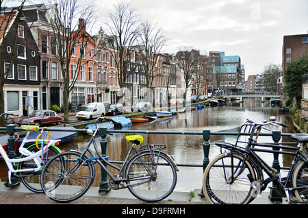 Le biciclette parcheggiate da canal, Amsterdam, Paesi Bassi - Gennaio 2012 Foto Stock