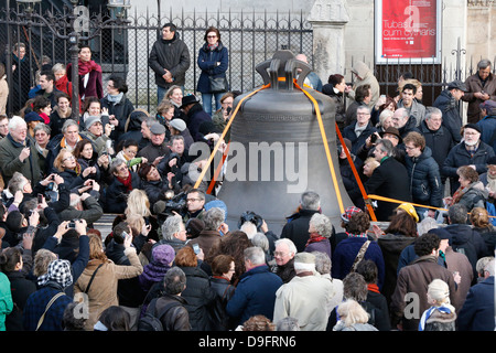 Arrivo del nuovo Suono di campana per l'850° anniversario della Cattedrale di Notre Dame de Paris, Paris, Francia Foto Stock