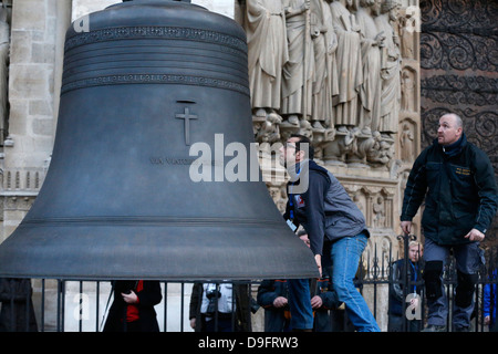 Arrivo del nuovo Suono di campana, la campana più grande del peso di sei tonnellate, su 850° anniversario della Cattedrale di Notre Dame de Paris, Parigi, Francia Foto Stock